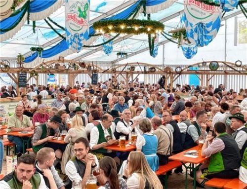 Das Fahrenschon-Festzelt auf dem Pfingstfest in Bad Aibling, wie hier aus dem Jahr 2024, wird es heuer nicht mehr geben. Foto  Neuwirth