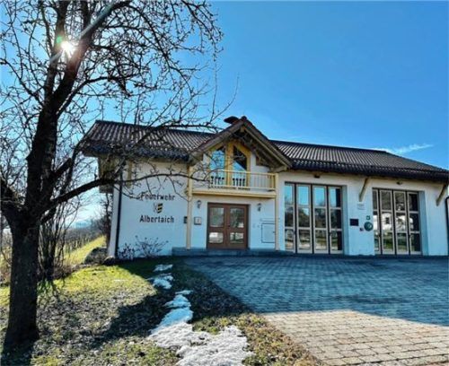 Das Feuerwehrhaus in Frabertsham wird erweitert. Handlungsbedarf gibt es vor allem wegen weiterer Sanitäranlagen, fehlender Umkleidemöglichkeiten und zusätzlichen Raumbedarf in der Fahrzeughalle.