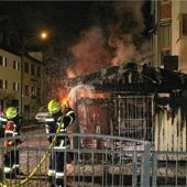 Holzschuppen, Motorrad und Auto in Flammen