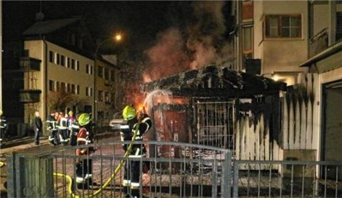 Das Hauptaugenmerk der Feuerwehr bestand darin, ein weiteres Übergreifen des Feuers auf das Mehrfamilienhaus zu verhindern. Foto Riediger