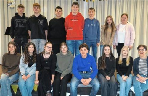 Das IT-Expertenteam der Justus-von-Liebig-Mittelschule Heufeld mit Rektorin Arabella Quiram (rechts).
