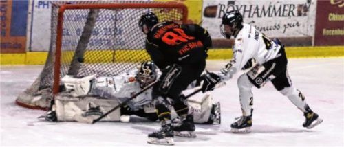 Das letzte Aiblinger Saisontor: Der Nachschuss von Martin Hadersbeck fliegt zum 2:5 ins Sonthofener Gehäuse. Foto Stefan Hadersbeck