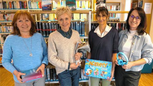 Das „literarische Quartett“ der Bücherei: (von links) Anna Weigl, Petra Divko, Sonja Kober und Tanja Mertes präsentieren die mediale Vielfalt mit Büchern, Zeitschriften, Spielen und Hörbüchern. Foto baumann