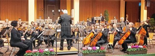 Das Musikkollegium Traunstein unter der Leitung von Augustin Spiel spielte begeisternde Walzermelodien und die leichte Muse aus der Wiener Operettenwelt.Foto Giesen