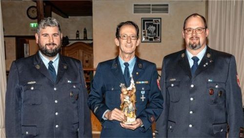 Das neue Ehrenmitglied der Feuerwehr Bad Feilnbach ist Erwin Pötzinger (Mitte), flankiert von Vorsitzenden Korbinian Zehetmair (links) und dem Kommandanten Johannes Roth.
