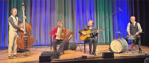 Das Orchestra Mondo begeisterte im Haus der Kultur: (von links) Dennis Wendel am Bass, Anja Baldauf am Akkordeon, Raffael Müller mit der Gitarre und Stefan Baldauf am Schlagzeug. Foto Seitz