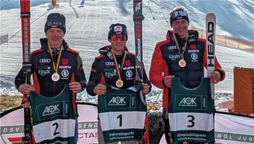 Das Podium des Super-G: Lukas Krauss (Mitte) gewann vor Benno Brandis und Simon Widmesser (rechts).Foto re