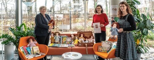 Das sind die Frauen, die hinter dem Trostkoffer stehen, den es ab sofort in der Stadtbücherei Kolbermoor auszuleihen gibt: (von links) Monika Mehringer, die im Dekanat für die Trauerpastoral zuständig ist, Andrea Sondhauß, die Leiterin der Bücherei, sowie ihre Stellvertreterin Jana Giebel. Foto  Thomae