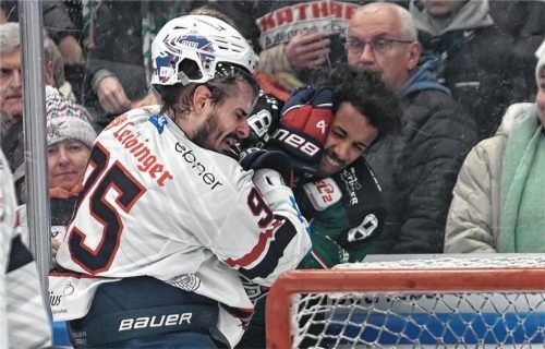 Das tat weh: Starbulls-Stürmer Lukas Laub (rechts) musste nach dieser Rauferei mit Ravensburgs Matt Santos in die Kabine.Foto Hans-Jürgen Ziegler