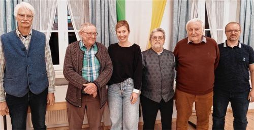 Das Vorstandsteam will nur noch maximal ein Jahr weitermachen: (von links) Schriftführer Markus Kaul, Zweiter Vorsitzender Ludwig Höglauer, Dirigentin Evi Mittermaier, Kassier Günter Schramm, Vorsitzender Albert Schnitzer und Beisitzer Anian Kammerloher. Foto Kammerloher