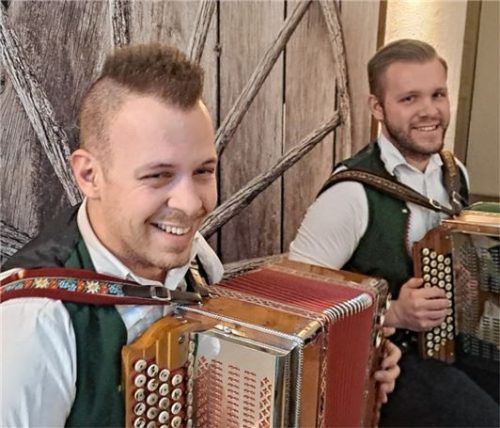 Das Ziach-Duo Ludwig und Christian Zacherl (rechts) sorgten für die musikalische Untermalung der Jahresversammlung. Foto Künzner