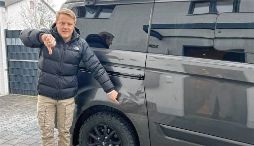 Daumen runter für diese Aktion: Anian Weber zeigt den Schaden an seinem Ford Nugget. Foto re