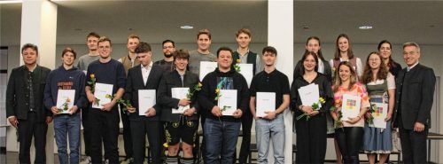 Den Staatspreisträgern mit einem Notendurchschnitt zwischen 1,0 und 1,5 wurde gratuliert von Schulleiter Stefan Schellenberger (links) und Landrat Otto Lederer (rechts). Foto Zandl