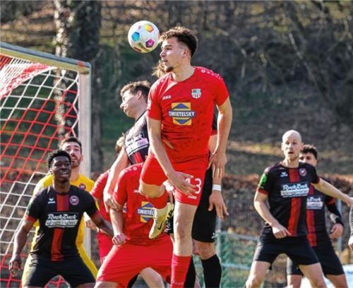 Dennis Hrvoic köpft hier nach einem Eckball zur Traunsteiner Führung ein.Foto Hans Weitz