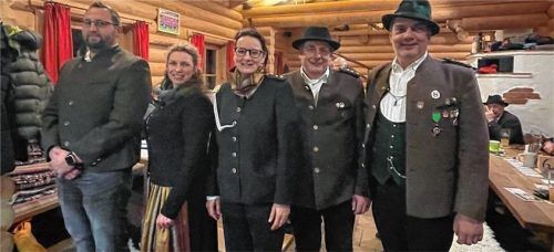 Der alte und neue Vorstand: (von links): Schriftführer Ludwig Dirler, Schatzmeisterin Rosi Enghofer, stellvertretende Vorsitzende Christine Parigger und Vorsitzender Martin Bichl sowie Bernhard Brehmer, Gauschützenmeister des Schützengaus Chiemgau Prien. Foto Kirchner