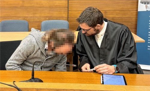 Der Angeklagte im Säure-Prozess muss für neun Jahre ins Gefängnis. Nach der Verhandlung besprach er sich noch im Gerichtssaal längere Zeit mit seinem Verteidiger Stefan Neudecker. Foto Baumeister