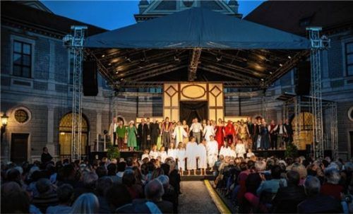 Der bayerische Jedermann im Brunnenhof der Residenz im Jahr 2018 – das schien nicht mehr zu toppen. Es geht aber doch – mit den diesjährigen Aufführungen direkt auf dem Neubeurer Marktplatz.