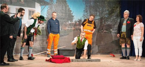 Der bislang letzte Feilnbacher Theaterfasching fand im Jahr 2019 statt. Hier die Szene von der „Grundsteinlegung“ für das neue Rathaus durch „Bürgermeister Anton Wallner“, verkörpert von Stephan Oberprieler, im Beisein „bekannter Gesichter“ aus dem Gemeinderat, der Presse und dem Bauhof. Foto re