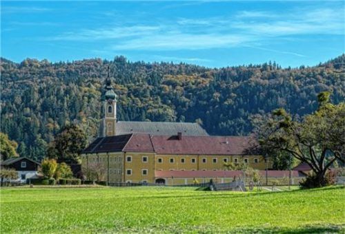 Der Erwerb von Kloster Reisach könnte längst in trockenen Tüchern sein, wenn da nicht die Tatsache wäre, dass drei Ministerien damit befasst sind.