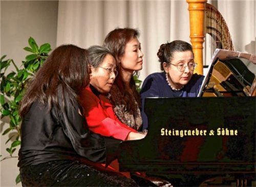 Der Fachbereich Klavier mit (von links) Amangul Klychmuradova, Akiko Uriu-Herberhold, Minju Song und Beste Aydin Krämer an einem Flügel.Foto re