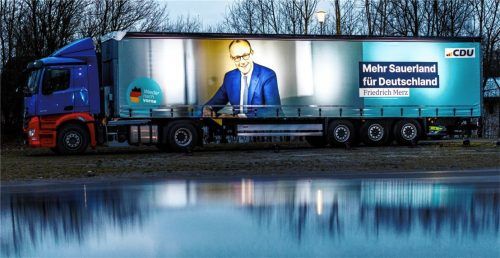 Der Kampf um den Bundestag geht in den Endspurt. Und das sogar mit Lkw-Werbung. Foto dpa