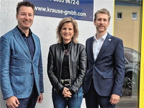 Der Landesgeschäftsführer der Wirtschaftsjunioren, Andreas Burkhardt (links), und Landesvorsitzender Bernhard Fuchs (rechts) erklärten Bundestagsabgeordneter Daniela Ludwig ihre Forderungen an die Politik. Foto re