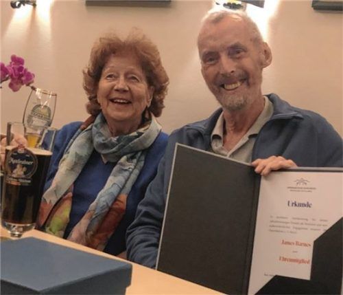 Der langjährige Vorsitzende der Opernbühne, James Barnes, mit seiner Frau Margret Kahnt-Barnes. Er wurde für seine Verdienste besonders geehrt.