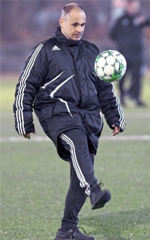 Der neue 1860-Cheftrainer Helmut Lucksch legt Wert auf eine gute Technik.Foto Hans-Jürgen Ziegler