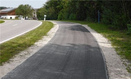 Der neue Radweg bei Almertsham.