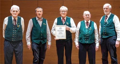 Der scheidende Schriftführer Franz Weinzierl, der neue Kassier Rudi Wallner, Ehrendirigent Erich Declara, Vorsitzender Benno Rummel und der Zweite Vorsitzende Hans Roider (von links).Foto  Sanftl