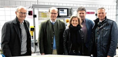 Der Technische Leiter von Salus, Thomas Günther (von links), und Geschäftsführer Florian Block zeigten der heimischen Bundestagsabgeordneten Daniela Ludwig, dem CSU-Ortsvorsitzenden Georg Ziegltrum und Bürgermeister Richard Richter die Anlage. Foto RE