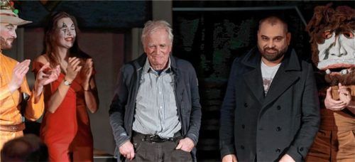 Der Theatermann inmitten seiner Schauspieler: (von links) Anton Kathrein, Sabine Bornschlegl, Helfried Wachter, Toni Schönfelder, Philip Fuchs als Löwe.Foto Lüers