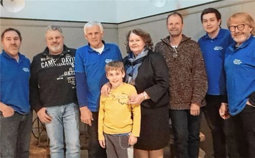 Der Vorstand der Oldtimerfreunde: (von links) Stefan Kirschner, Zweiter Vorsitzender Hans Gruber, Vorsitzender Christoph Niedermayer, Taferlbua Dominik Kirschner, Emmy Künzner-Hingerl, Robert Eisenbarth, Michael Künzner-Hingerl und Kassier Waste Guggenhuber.Foto re