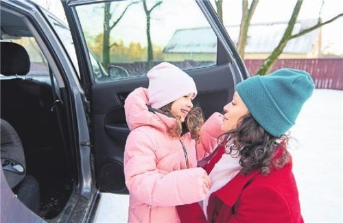 Dicke Jacke: Im Winter kann warme Kleidung für Kinder im Auto ein Sicherheitsrisiko darstellen. Foto ACV