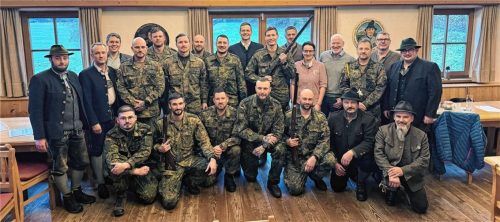 Die Abordnung der Dritten Kompanie zusammen mit der Gebirgsschützenkompanie Aschau im Schützenhaus Unterwössen. Foto Gebirgsjägerbataillon 231