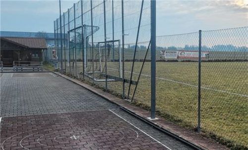 Die Alternative wäre, den zweiten Sportplatz (rechts) um vier Meter zu verkürzen und die neue Bahn dort anzuschließen.
