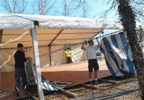 Die Aufbauarbeiten für das Partyzelt haben ebenfalls schon begonnen. Fotos Strim