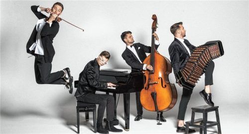 Die Band Bandonegro lädt mit argentinischem Tango-Sound zum Tanzen ein. Foto re
