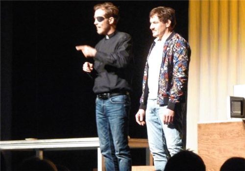 Die beiden Antagonisten: Pfarrer Ivan (Stefan Murr, links) glaubt unerschütterlich an das Gute im Menschen. Neonazi Adam (Michael Brandl) hält mit nüchternem Realismusdagegen. Foto fischer