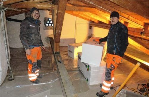 Die Dämmungsarbeiten am Rathausdach übernahmen die Männer vom Bauhof selbst.