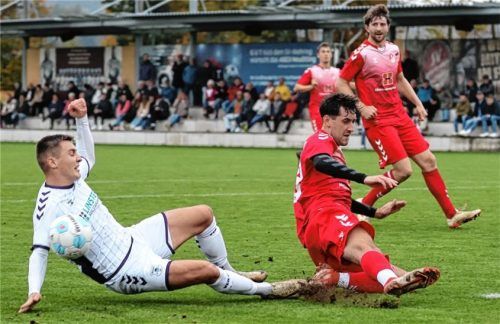 Die einen wollen nach oben, die anderen nicht nach unten: Im Herbst lieferten sich der SV Aschau/Inn (Jan Vetter, weißes Trikot) und der SV Mehring ein umkämpftes Duell.Foto Zucker