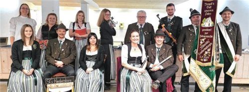 Die frisch gewählte Vorstandschaft: (stehend, von links) Agnes Bucher, Nadine Taucher, Manuela Böttcher, Heidi Asenbeck, Peter Wagenstetter, Christopher Schurzmann, Helmut Schröder und Stefan Aicher sowie (sitzend, von links) Marie Asenbeck, Maximilian Böttcher, Andrea Bichler, Sandra Schurzmann und Dominik Taucher.Foto re