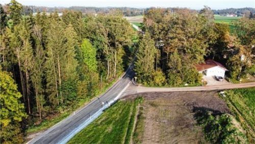 Die Gemeindeverbindungsstraße nach Hattal ist nur eine der vielen Straßenbaumaßnahmen. Durch die Sanierung wurde die Verkehrssicherheit im Bereich der Abzweigung deutlich verbessert.