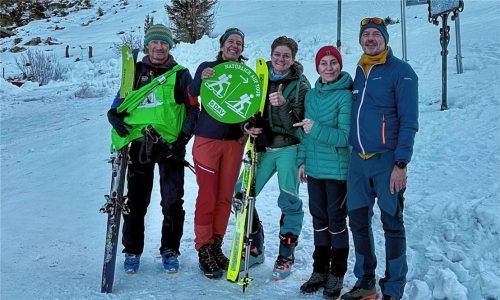 Die Gruppe unter der Führung von Klimaschutzkoordinator Harald Wettemann (links) hat sich beim Aktionstag „Natürlich auf Tour“ vor Ort im Traithen- und Wendelsteingebiet direkt mit vielen Bergsteigern über rücksichtsvolles und naturschonendes Verhalten beim Bergsport auseinandergesetzt. Foto Knarr