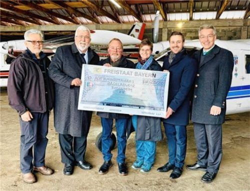 Die Hagelflieger Rosenheim erhalten mit 800000 Euro den größten Einzelposten aus den Mitteln der Fraktionsinitiativen, die in die Region Rosenheim fließen. Bei der Scheckübergabe freuten sich (von links) Hagelflieger-Urgestein Georg Vogl, Landtagsabgeordneter Sebastian Friesinger, Josef Huber, Vorsitzender des Hagelforschungsvereins, Andrea Lindner, Chefin der Hagelflieger Rosenheim, Landtagsabgeordneter Daniel Artmann und Landrat Otto Lederer. Fotos Abgeordnetenbüro Artmann