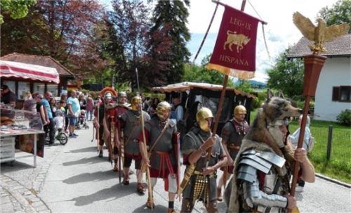 Die heimische Römergruppe „Legio IX Hispana“ war der Einladung von Bürgermeister Gerhard Wirnshofer zum Maimarkt sehr gerne gefolgt und begeisterte alle.