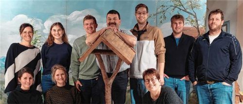 Die jungen Burschen und Dirndl des Trachtenvereins proben bereits fleißig. Foto re