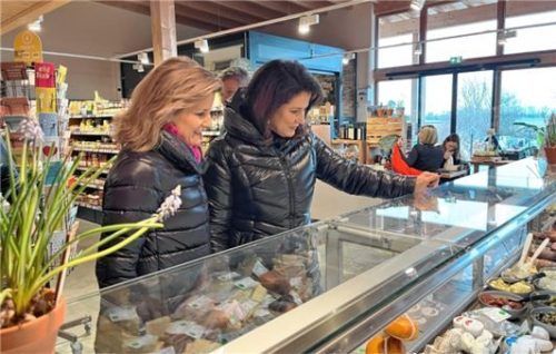 Die Käsetheke beim Kernerhof hatte es Ministerin Kaniber besonders angetan.