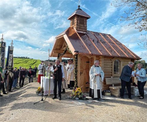 Die Kapelle „Maria Frieden“ liegt am Schmiedweg in Zellerreit, bevor es zur Pfaffinger Straße geht.