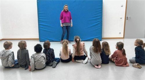 Die Kinder lauschen ganz gespannt den Ausführungen der Trainerin Daniela Schmelzer. Foto re